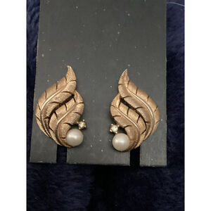 Crown Trifari Gold Leaf Pearl & Rhinestone Clip-On Earrings vintage 1728